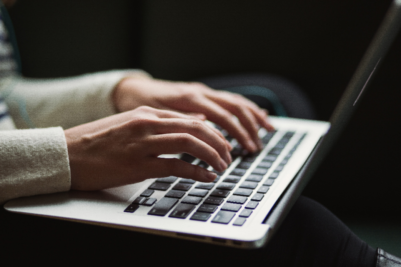 Person schreibt am Laptop Person schreibt am Laptop