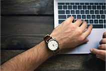 Person schreibt am Laptop